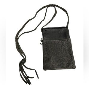 🆕 MANITOBAH MUKLUKS Grain Leather Wheat Etching Crossbody Bag